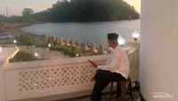 Bersiap menantikan azan magrib berkumandang