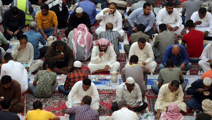 Umat Muslim menggelar buka puasa di Masjid Al Rajhi di Riyadh. Masjid Al Rajhi merupakan masjid terbesar di ibu kota Arab Saudi.