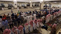 Umat Muslim melaksanakan salat Magrib berjamaah di Masjid Al Rajhi, Riyadh. 