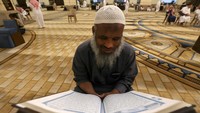 Salah seorang jemaah mengisi bulan puasa dengan membaca Al-Quran di Masjid Al Rajhi. Masjid Agung Al Rajhi adalah masjid terbesar di Riyadh dan dianggap sebagai keajaiban arsitektur dan salah satu institusi Islam paling signifikan di kota itu.