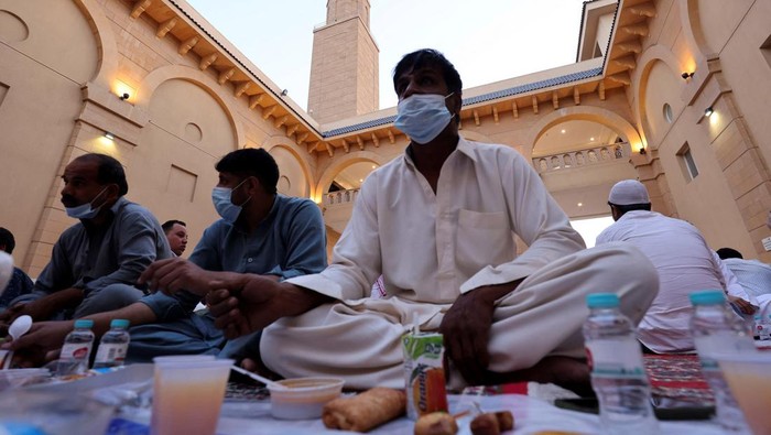 Umat Muslim menggelar buka puasa di Masjid Al Rajhi di Riyadh. Masjid Al Rajhi merupakan masjid terbesar di ibu kota Arab Saudi.