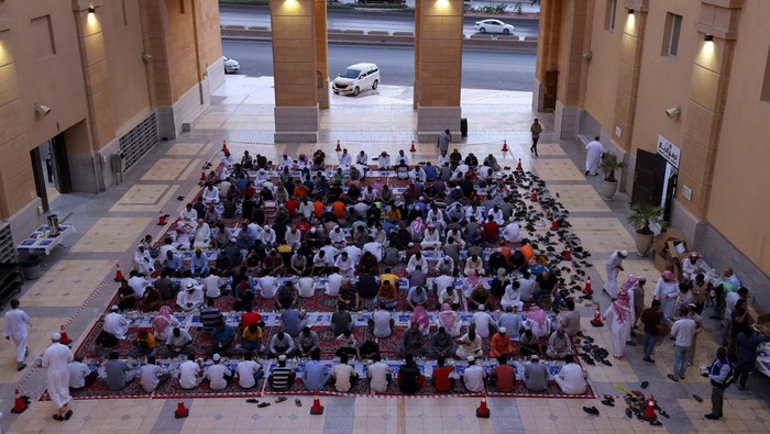 Merasakan Kehangatan Ramadan di Masjid Terbesar Riyadh Umat Muslim menggelar buka puasa di Masjid Al Rajhi di Riyadh. Masjid Al Rajhi merupakan masjid terbesar di ibu kota Arab Saudi.