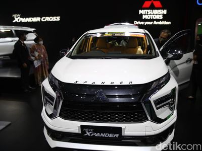 Mitsubishi Serahkan 5 Mobil untuk Edukasi SMK Otomotif