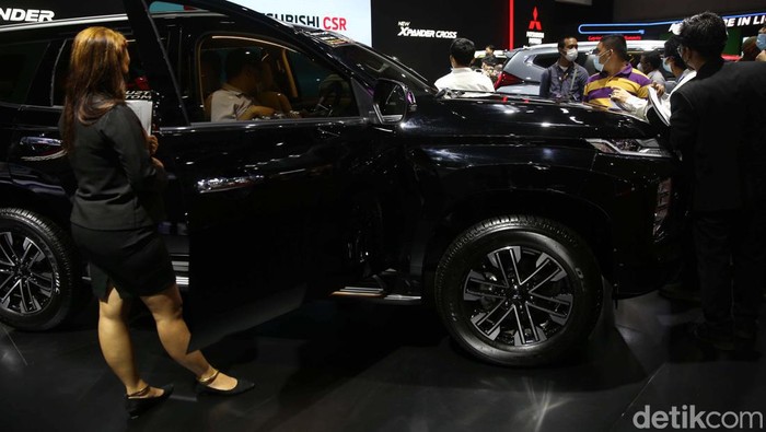 PT Mitsubishi Motors Krama Yudha Sales Indonesia (MMKSI) memberikan 5 unit mobil kepada 5 SMK. Mobil ini akan digunakan sebagai sarana pembelajaran mereka.