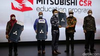 Eiichiro Hamazaki - Director of After Sales Division PT MMKSI dan Wisnu Wardana Administration & HR Director PT MMKSI memberikan mobil gratis kepada 5 SMK dari berbagai daerah di Pameran IIMS Hybrid 2022, JIExpo, Kemayoran, Jakarta, Rabu (6/4/2022).