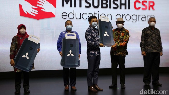 Mitsubishi Serahkan 5 Mobil untuk Edukasi SMK Otomotif PT Mitsubishi Motors Krama Yudha Sales Indonesia (MMKSI) memberikan 5 unit mobil kepada 5 SMK. Mobil ini akan digunakan sebagai sarana pembelajaran mereka.