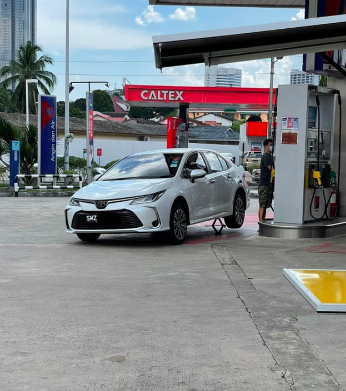 Mobil pelat Singapura isi BBM di Malaysia pakai dongkrak