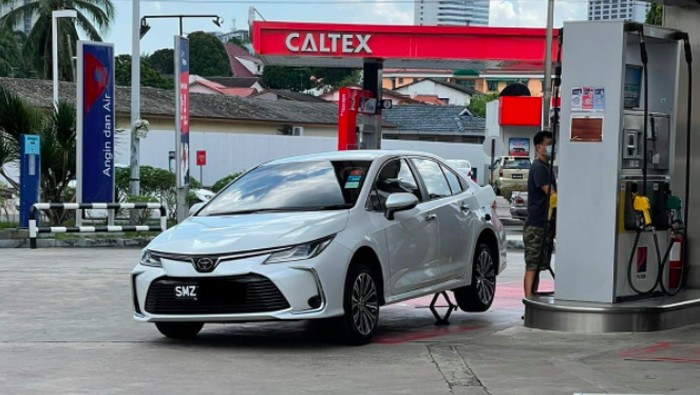 Mobil pelat Singapura isi BBM di Malaysia pakai dongkrak