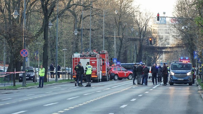 Mobil Tabrak Gerbang Kedubes Rusia di Rumania Police officers stand guard as crime scene investigators check the area where a car crashed into the gate of the Russian Embassy in Bucharest, Romania, April 6 2022. Inquam Photos/Octav Ganea via REUTERS ATTENTION EDITORS - THIS IMAGE WAS PROVIDED BY A THIRD PARTY. ROMANIA OUT. NO COMMERCIAL OR EDITORIAL SALES IN ROMANIA