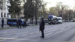 Brakkkk... Gerbang Kedubes Rusia di Rumania Ditabrak Mobil