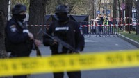 Polisi berjaga di lokasi insiden mobil menabrak gerbang Kedutaan Besar Rusia di Bucharest, Rumania, Rabu (6/5/2022).