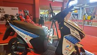 Gesits juga akan melelang motor listrik yang jadi motor paddock tim Pertamina Mandalika SAG Racing Team. Unit yang dilelang adalah motor listrik bertanda tangan pebalap Pertamina Mandalika SAG Racing Team. Foto: (Rangga Rahadiansyah/detikOto)