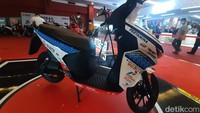 Menurutnya, motor listrik Gesits ini dipakai Gabriel dan Bo di Pertamina Mandalika International Street Circuit selama akhir pekan seri Pertamina Grand Prix of Indonesia, Maret 2022 lalu.  Foto: (Rangga Rahadiansyah/detikOto)