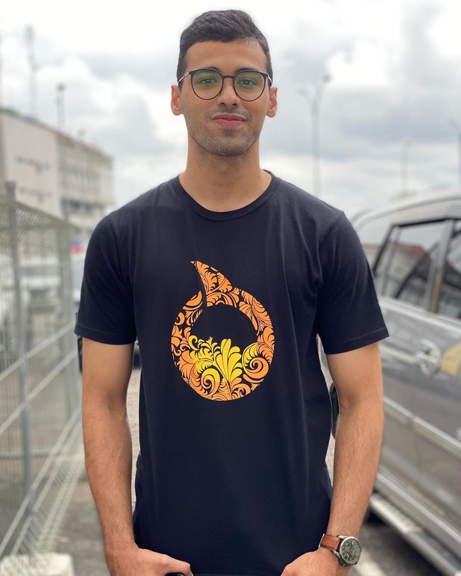 Begini gaya simpelnya dengan kaus putih dan celana hitam. Gayanya jadi makin stylish dengan sneakers dan topi.Foto: Instagram @muhammadalbagir13