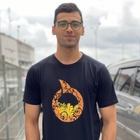 Begini gaya simpelnya dengan kaus putih dan celana hitam. Gayanya jadi makin stylish dengan sneakers dan topi.Foto: Instagram @muhammadalbagir13