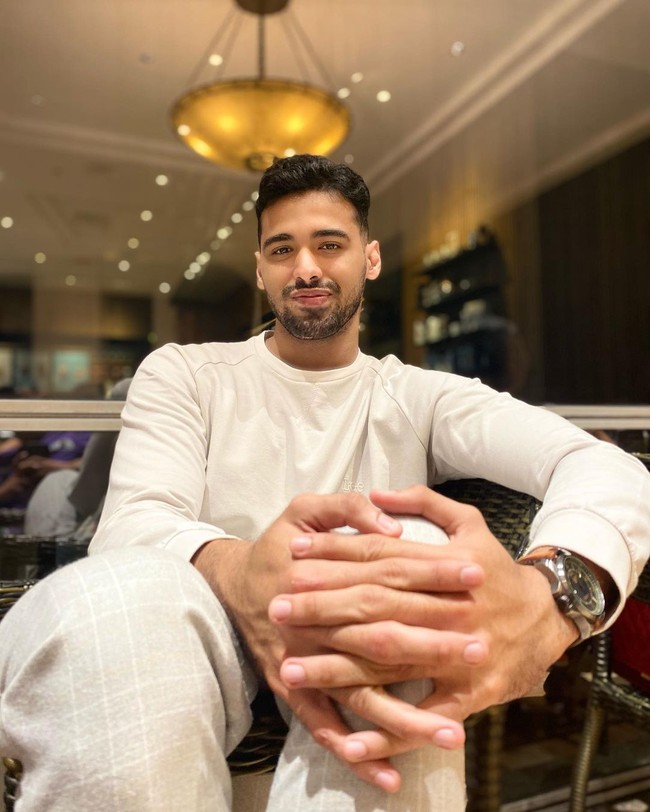 Penjaga gawang yang identik dengan nomor punggung 13 itu pub cukup sering mengunggah gayanya di Instagram. Selain gayanya di lapangan, Albagir juga kerap memperlihatkan penampilannya di keseharian.Foto: Instagram @muhammadalbagir13