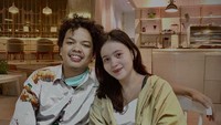 Momen manis pasangan suami istri ini juga tampak di sebuah kafe. Saat itu mereka menikmati es segar berupa cokelat dan jus. Foto: Instagram @muisceska