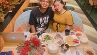Salah satu momen kulinernya bersama sang istri di sebuah restoran. Muis tampak menikmati salad, kentang goreng, dan daging bbq. Foto: Instagram @muisceska