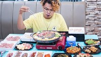 Tampaknya, Muis Ceska doyan makan BBQ ala Korea di restoran AYCE. Beberapa kali momennya diabadikan ke akun Instagram miliknya @muisceska. Foto: Instagram @muisceska