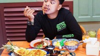 Komedian yang pernah berperan dalam film Baco Becce ini juga terlihat suka nongkrong di restoran. Beragam hidangan lezat ia santap kala itu. Foto: Instagram @muisceska