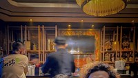 Muis pernah mengajak sang istri makan di sebuah resoran. Keduanya tampak menikmati steak yang sedap dan es teh yang segar. Foto: Instagram @muisceska