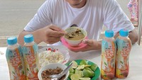 Sebagai pemuda Makassar, Muis Ceska juga pernah membagikan fotonya saat menikmati seporsi pallubasa yang berisikan potongan daging atau jeroan sapi. Ia menikmatinya di sebuah rumah makan. Foto: Instagram @muisceska