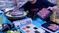 Momen lain Muis Ceska saat menikmati BBQ Korea juga dibagikan. Tak hanya BBQ, tapi juga kimbab dan ayam goreng berbumbu pedas manis. Foto: Instagram @muisceska