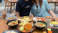 Muis Ceska tampak romantis bersama sang istri ketika berada di sebuah restoran. Muis memesan banyak makanan, ada roti bakar, nasi goreng merah, hingga bakso. Foto: Instagram @muisceska