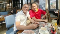 Tak hanya dekat dengan Futri Zulya, Mumtaz juga memiliki hubungan yang baik dengan ayah mertua. Begini momen keduanya saat sarapan bersama. Foto: Instagram @mumtaz.rais