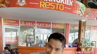 Soal kuliner, ternyata Mumtaz Rais doyan makan durian. Ketika mampir di restoran, ia pun langsung memesan durian dan berpose ketika sedang menikmati durian. Foto: Instagram @mumtaz.rais