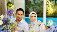 Nah, kalau momen ini adalah momen romantis antara Mumtaz Rais dan Futri Zulya saat makan malam romantis dengan pemandangan kolam renang. Foto: Instagram @mumtaz.rais