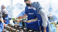 Ini adalah momen Mumtaz Rais dan Futri Zulya saat sedang mendatangi Female Kitchen yang dibentuk oleh para perempuan dari Amanat Sleman Official. Foto: Instagram @mumtaz.rais