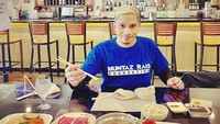 Momen kulinernya juga terlihat pada foto yang satu ini. Mumtaz menikmati daging sedang dan ikan salmon. Foto: Instagram @mumtaz.rais