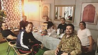 Terakhir ada momen makan bersama dengan para artis ibu kota. Terlihat ada Denny Cagur, Pasha Ungu dan lainnya. Foto: Instagram @mumtaz.rais