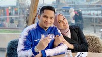 Kekompakan keduanya dapat terlihat ketika mereka sedang liburan. Dengan pemandangan jembatan, mereka mampir di sebuah kafe. Foto: Instagram @mumtaz.rais