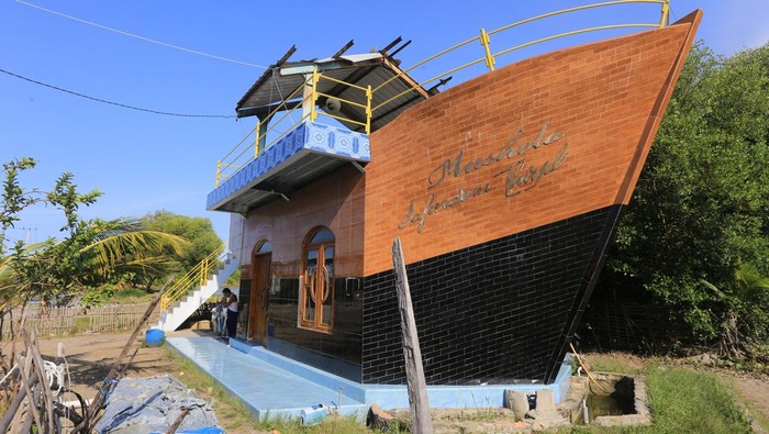 Warga berada di Mushola Safinatun Thoyib, Karangsong, Indramayu, Jawa Barat, Rabu (6/4/2022). Mushola berarsitektur perahu di kawasan pelabuhan ikan itu dibagun sebagai simbol kejayaan kemaritiman karena sebagian besar warga di daerah itu berprofesi sebagai nelayan. ANTARA FOTO/Dedhez Anggara/rwa.