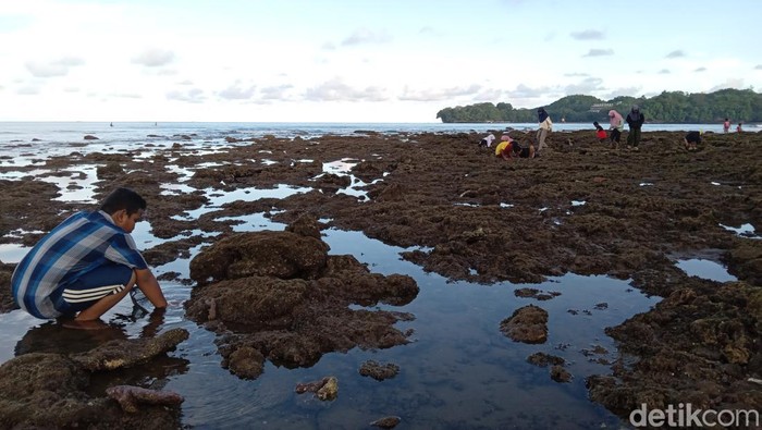 Ngabuburit di Pantai Batukaras.
