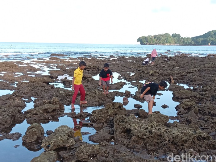 Ngabuburit di Pantai Batukaras.