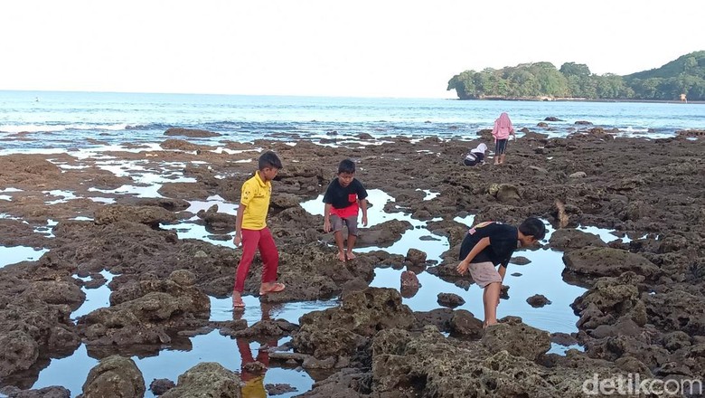 Ngabuburit di Pantai Batukaras. Ngabuburit di Pantai Batukaras.