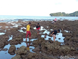 Beach Life, Begini Ngabuburitnya Anak Pantai Batukaras