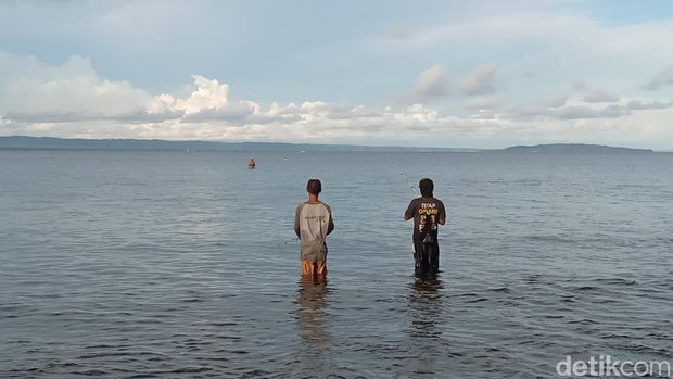 Ngabuburit di Pantai Batukaras.
