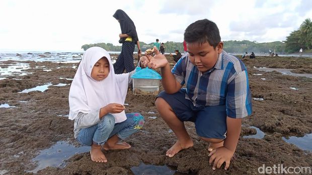 Ngabuburit di Pantai Batukaras.