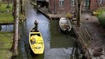 Nggak Biasa, Tukang Pos di Jerman Antar Surat Naik Perahu