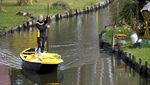 Nggak Biasa, Tukang Pos di Jerman Antar Surat Naik Perahu