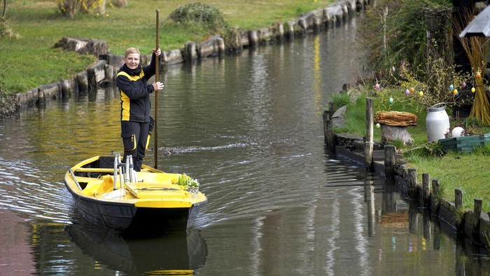 Nggak Biasa, Tukang Pos di Jerman Antar Surat Naik Perahu Ada sebuah pemandangan unik nan menarik di sebuah desa di Jerman. Di sana tukang pos mengantar surat dengan menaiki perahu. Penasaran? Ini fotonya.