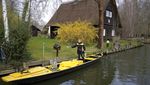 Nggak Biasa, Tukang Pos di Jerman Antar Surat Naik Perahu