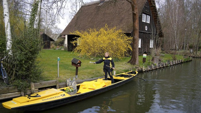 Ada sebuah pemandangan unik nan menarik di sebuah desa di Jerman. Di sana tukang pos mengantar surat dengan menaiki perahu. Penasaran? Ini fotonya.
