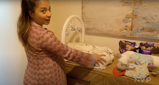 Di dalam kamar tersebut Nikita tampak sudah mempersiapkan berbagai barang-barang untuk bayinya, seperti tempat tidur kecil untuk berganti popok, bantal, dan sebuah boneka lucu untuk sang bayi. Foto: YouTube/Nikita Willy Official