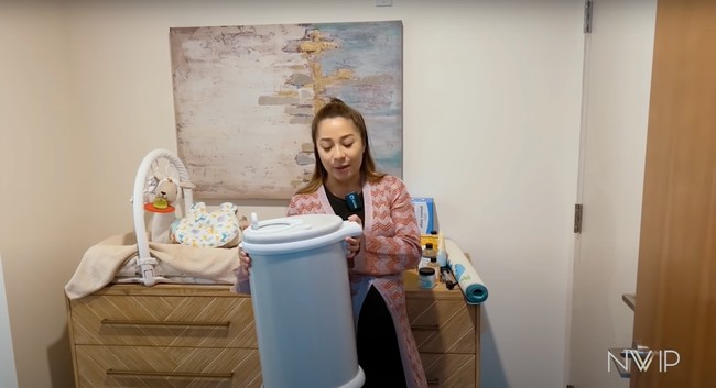 Nikita Willy juga sudah menyiapkan tempat khusus untuk meletakkan popok kotor bayinya. Tempat popok kotor tersebut diletakkan di sebelah lemari coklat yang nantinya akan dipenuhi oleh berbagai macam keperluan sang bayi. Foto: YouTube/Nikita Willy Official