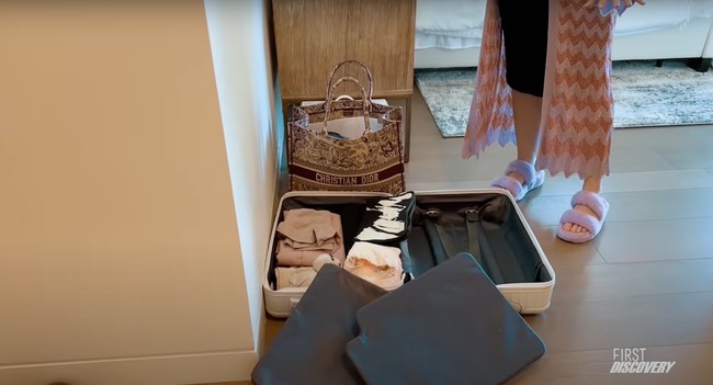 Tak lupa Nikita Willy juga menunjukkan tas dan koper yang sudah disiapkannya untuk dibawa ke rumah sakit saat persalinan nanti. Nikita tampak sudah membawa pembalut setelah melahirkan, korset, bra menyusui, selimut dan pakaian bersih untuk dikenakan bayinya.Foto: YouTube/Nikita Willy Official